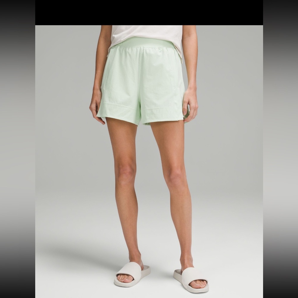 NWT Stretch Woven Relaxed Fit High Rise Short 4”